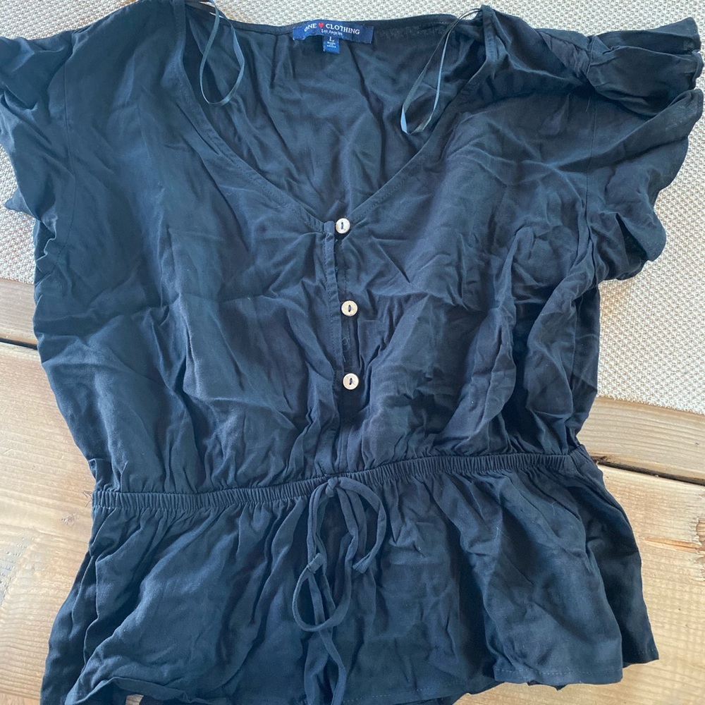 Black shirt with buttons and tie wasit